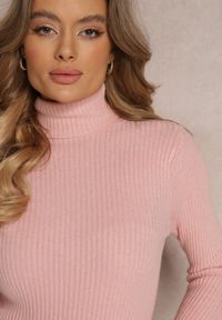 Renee - Różowy Golf Irinsyss. Typ kołnierza: golf. Kolor: różowy. Materiał: dzianina. Długość: długie. Wzór: prążki