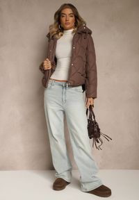 Renee - Brązowa Kurtka z Pikowanymi Przeszyciami Kapturem i Aplikacjami po Bokach Oloria. Okazja: na imprezę, na co dzień. Kolor: brązowy. Materiał: jeans. Wzór: aplikacja. Styl: casual