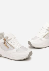 Renee - Białe Błyszczące Sneakersy na Koturnie z Metalicznymi Detalami i Sznurowaniem Teissa. Kolor: biały. Wzór: aplikacja. Obcas: na koturnie #5