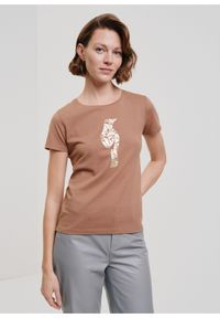 Ochnik - T-shirt damski w kolorze camel z wilgą. Kolor: brązowy. Materiał: bawełna. Wzór: aplikacja