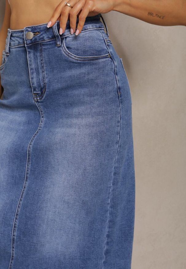 Renee - Niebieska Spódnica High Waist Ołówkowa z Przejaśnieniami na Jeansowym Materiale Carolea. Okazja: na co dzień. Stan: podwyższony. Kolor: niebieski. Materiał: jeans, materiał. Styl: klasyczny, casual