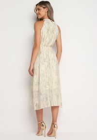 Born2be - Jasnobeżowa Koktajlowa Sukienka z Dekoltem Typu Halter z Broszką w Kształcie Kwiatu Vikiida. Typ kołnierza: dekolt halter. Kolor: beżowy. Długość rękawa: bez rękawów. Wzór: kwiaty. Styl: wizytowy #5