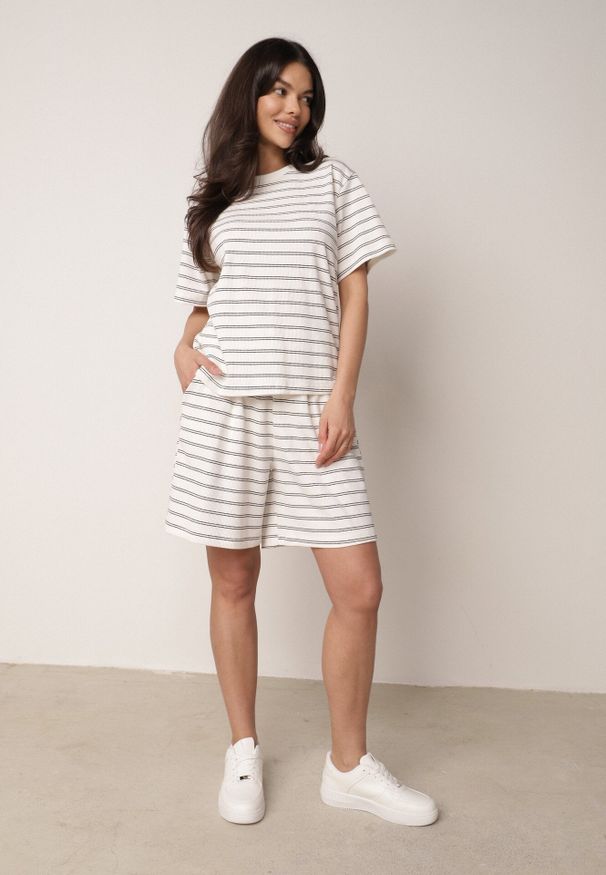 Born2be - Biało-Czarny Bawełniany T-shirt w Poziome Paski Rive. Okazja: do pracy, na co dzień. Kolor: czarny. Materiał: bawełna. Długość: krótkie. Wzór: paski. Styl: klasyczny, casual