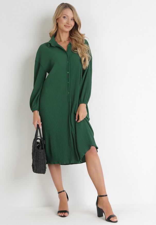 Born2be - Ciemnozielona Koszulowa Sukienka Midi z Plisowanej Tkaniny z Guzikami Safira. Kolor: zielony. Materiał: tkanina. Sezon: jesień, wiosna. Typ sukienki: koszulowe. Długość: midi