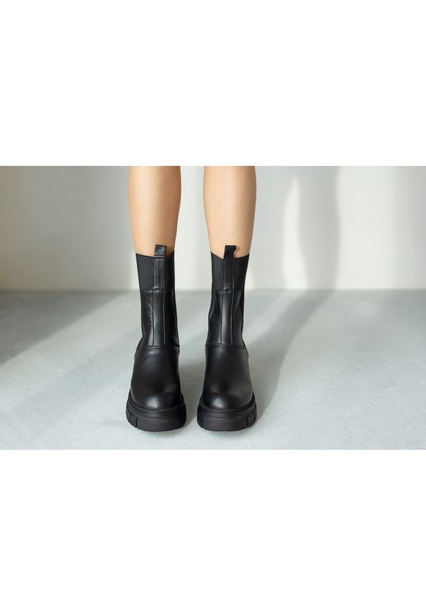 Botki Bayla-161 188 2104 01 Black 161639, Czarny, Skóra naturalna. Okazja: na co dzień. Nosek buta: okrągły. Zapięcie: bez zapięcia. Kolor: czarny. Szerokość cholewki: normalna. Wysokość cholewki: za kostkę. Materiał: skóra. Sezon: jesień, zima. Obcas: na obcasie. Styl: casual, elegancki. Wysokość obcasa: średni