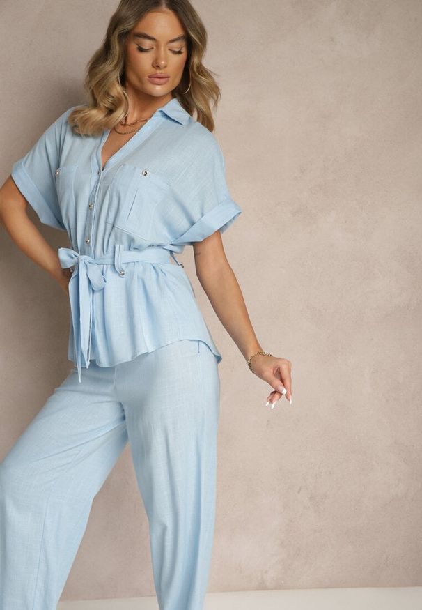 Renee - Niebieski Komplet z Bawełną Spodnie i Koszula z Paskiem Rinaretea. Kolor: niebieski. Materiał: bawełna. Wzór: aplikacja