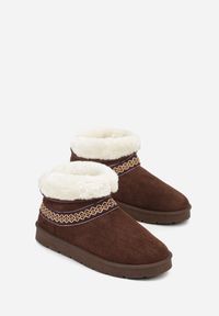 Born2be - Ciemnobrązowe Wsuwane Śniegowce z Imitacji Zamszu Zdobione Haftem i Futerkiem Zetesse. Okazja: na co dzień. Zapięcie: bez zapięcia. Kolor: brązowy. Materiał: zamsz, futro. Wzór: haft, aplikacja. Sezon: zima. Styl: casual, elegancki #4