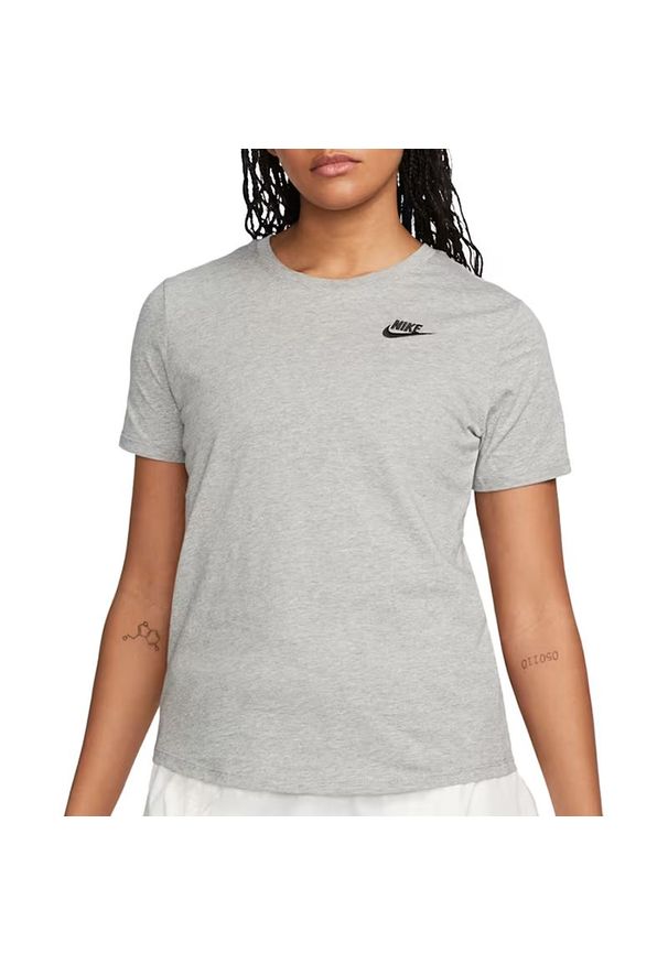 Koszulka damska Nike Sportswear Club Essentials DX7902-063 - szara. Kolor: szary. Materiał: poliester, bawełna, materiał. Długość rękawa: krótki rękaw. Długość: krótkie