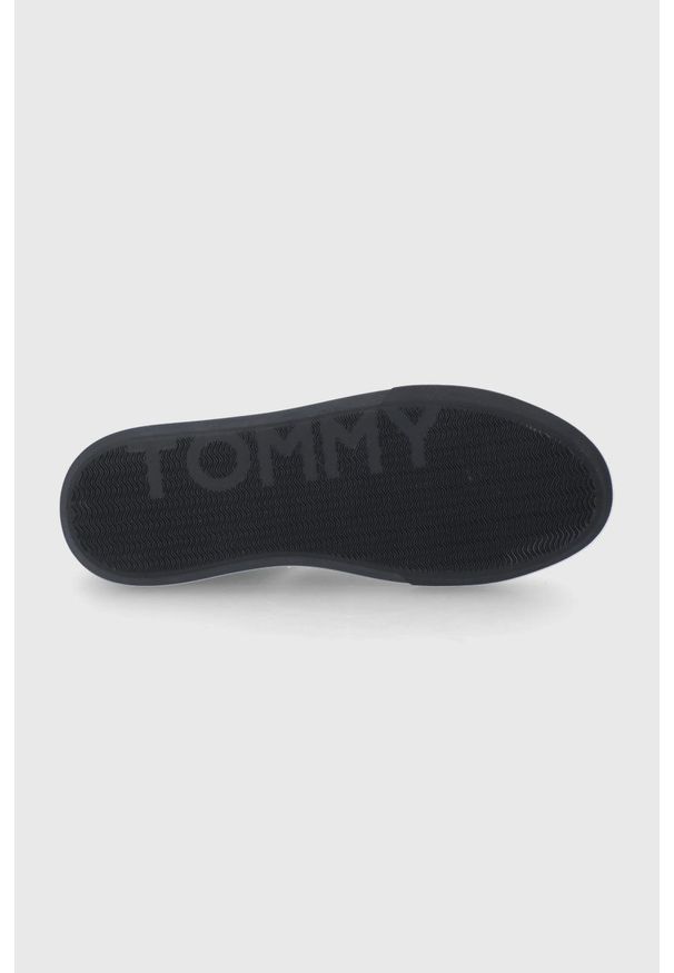 TOMMY HILFIGER - Tommy Hilfiger buty kolor czarny. Nosek buta: okrągły. Zapięcie: sznurówki. Kolor: czarny. Materiał: guma. Obcas: na obcasie. Wysokość obcasa: niski