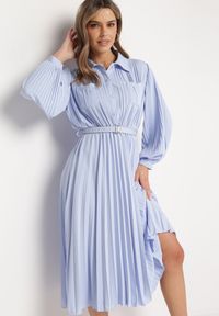 Born2be - Niebieska Plisowana Sukienka Midi z Paskiem z Kołnierzykiem i Kieszeniami Themirlla. Kolor: niebieski. Wzór: aplikacja. Długość: midi #6