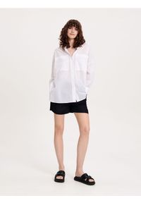 Reserved - Bawełniana koszula oversize - biały. Kolor: biały. Materiał: bawełna. Wzór: gładki