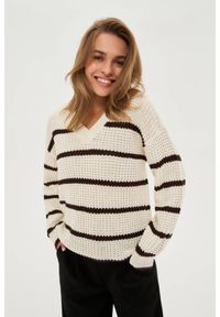 MOODO - Sweter w paski beżowy. Kolor: beżowy. Materiał: akryl. Wzór: paski