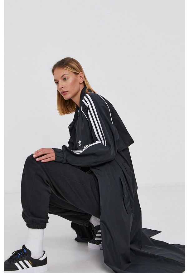 adidas Originals - Trencz. Kolor: czarny. Materiał: materiał. Długość rękawa: raglanowy rękaw