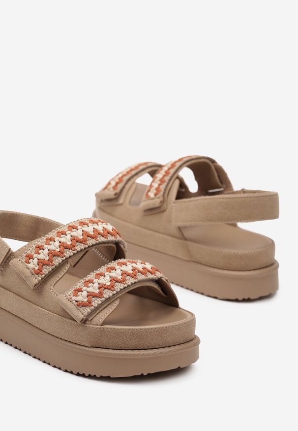 Renee - Ciemnobeżowe Sandały na Platformie Zapinane na Rzepy Nleira. Zapięcie: rzepy. Kolor: beżowy. Sezon: lato. Obcas: na platformie. Styl: elegancki