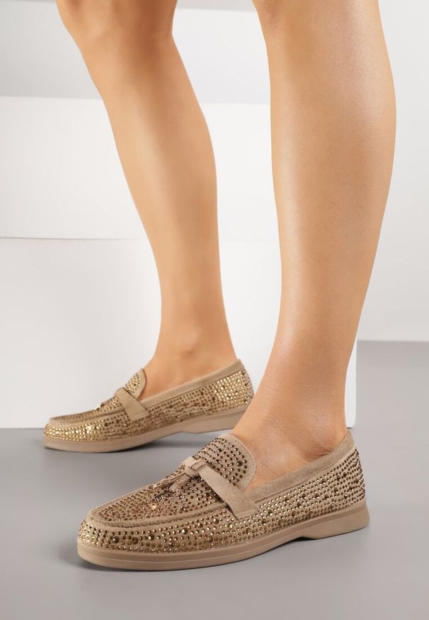 Renee - Ciemnobeżowe Mokasyny z Cyrkoniami i Ozdobami Distantsteam. Okazja: na co dzień. Kolor: beżowy. Materiał: jeans. Wzór: aplikacja. Styl: glamour, casual