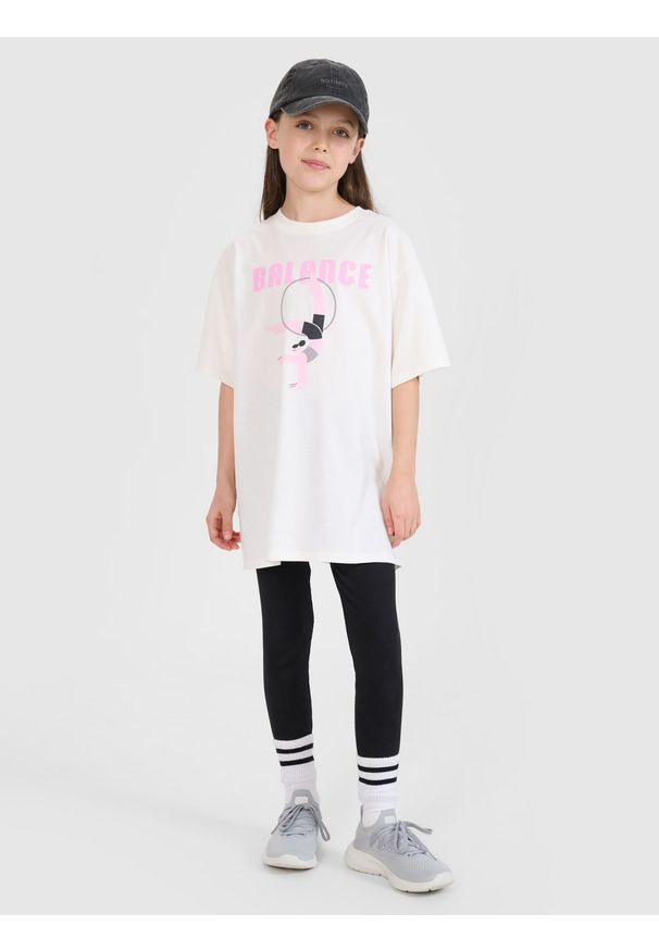 4f - 4F T-shirt oversize z nadrukiem dziewczęcy - biały 134 (8-9 lat). Okazja: na co dzień. Kolor: biały. Materiał: bawełna, materiał, jersey. Długość rękawa: krótki rękaw. Długość: krótkie. Wzór: nadruk. Sezon: lato. Styl: klasyczny, elegancki, sportowy, casual