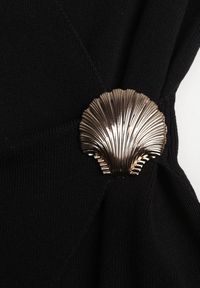 Renee - Czarna Kopertowa Bluzka z Wiskozą Ozdobiona Metaliczną Aplikacją Sanadra. Okazja: na imprezę. Typ kołnierza: dekolt kopertowy. Kolor: czarny. Materiał: wiskoza. Wzór: aplikacja. Styl: elegancki #6