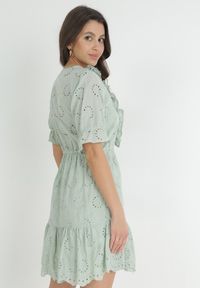 Born2be - Zielona Sukienka z Ażurowej Tkaniny z Gumką w Pasie i Falbankami Culissa. Typ kołnierza: kołnierz z falbankami. Kolor: zielony. Materiał: tkanina. Wzór: ażurowy #5