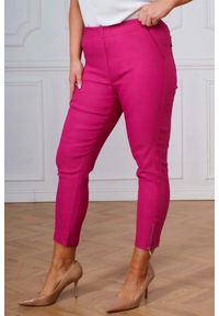 Nasi partnerzy - Amarantowe spodnie chinosy Nina z zamkami 7/8 PLUS SIZE XXL WIOSNA. Okazja: do pracy, na co dzień, na spacer. Kolekcja: plus size. Kolor: różowy. Materiał: materiał, wiskoza, włókno, elastan, tkanina, poliester. Długość: krótkie. Sezon: wiosna. Styl: casual #1