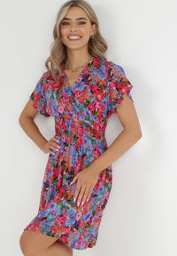 Born2be - Różowo-Niebieska Sukienka Mini z Szeroką Gumką w Talii i Kopertowym Dekoltem Nevun. Typ kołnierza: dekolt kopertowy. Kolor: niebieski. Materiał: wiskoza. Wzór: kolorowy, kwiaty, aplikacja. Sezon: lato. Typ sukienki: kopertowe. Długość: mini