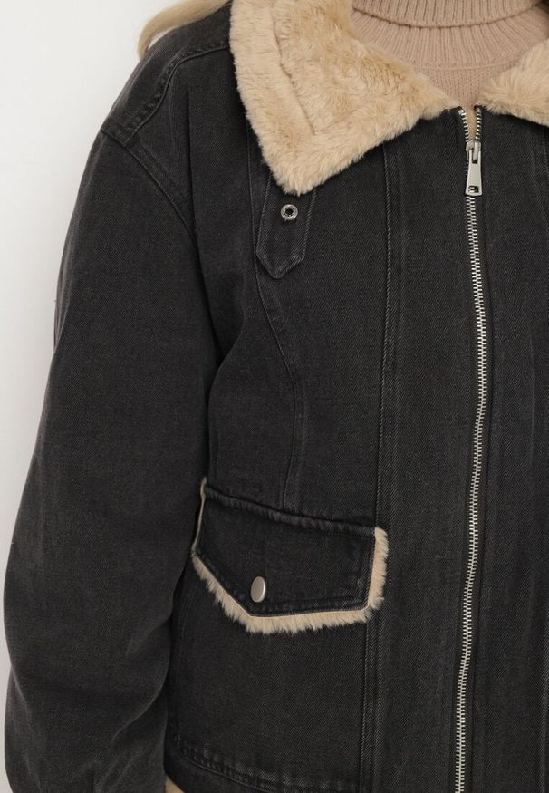 Born2be - Ciemnoszara Kurtka Jeansowa z Bawełną Ozdobiona Futerkiem i Klamrą Senivra. Okazja: na co dzień. Kolor: szary. Materiał: bawełna, jeans, futro. Długość rękawa: długi rękaw. Długość: długie. Wzór: aplikacja. Styl: elegancki, casual