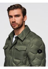 Ombre Clothing - Kurtka pikowana męska w koszulowym fasonie – oliwkowa V2 - Rozmiar: L. Okazja: na co dzień. Kolor: oliwkowy. Materiał: poliester, materiał. Wzór: aplikacja. Styl: casual, elegancki #7