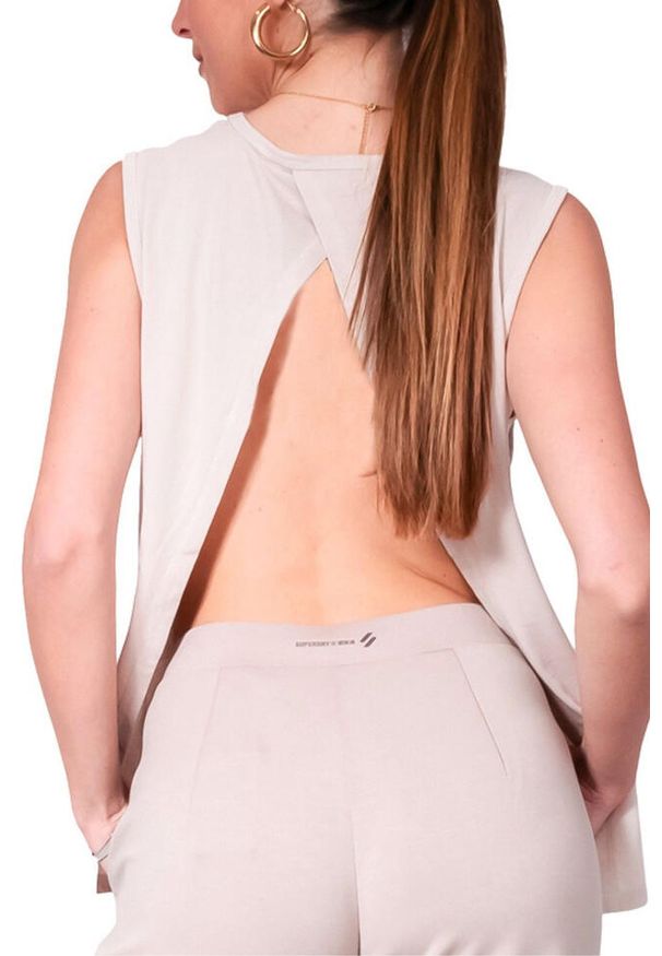 Koszulka sportowa damska Superdry Flex Loose Open Back Tank top. Kolor: beżowy. Materiał: poliester, bawełna. Sport: turystyka piesza, fitness