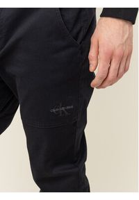 Calvin Klein Jeans Spodnie materiałowe J30J314207 Czarny Regular Fit. Kolor: czarny. Materiał: bawełna #4