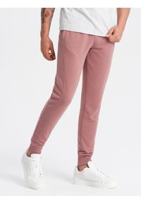Ombre Clothing - Męskie spodnie dresowe bawełniane joggery BASIC – ciemnoróżowe V4. Okazja: na co dzień. Kolor: różowy. Materiał: dresówka, bawełna. Wzór: aplikacja. Styl: sportowy, casual, elegancki #9