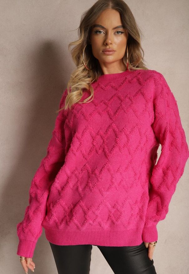 Renee - Fuksjowy Luźny Sweter o Pudełkowym Kroju i Tłoczonym Splocie ze Ściągaczami Elomara. Okazja: na co dzień. Kolor: różowy. Materiał: jeans. Wzór: ze splotem. Styl: casual, elegancki
