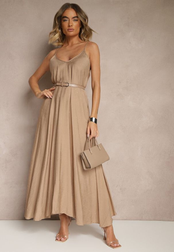 Renee - Ciemnobeżowa Wiskozowa Sukienka o Rozkloszowanym Kroju Ozdobiona Cyrkoniami Tosnaria. Typ kołnierza: dekolt w kształcie V. Kolor: beżowy. Materiał: wiskoza. Wzór: aplikacja. Styl: klasyczny, elegancki