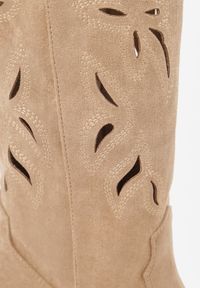 Renee - Ciemnobeżowe Ażurowe Kozaki Kowbojki na Obcasie typu Stożek Tidrina. Kolor: beżowy. Materiał: zamsz. Wzór: ażurowy. Obcas: na obcasie. Styl: elegancki. Wysokość obcasa: średni #9