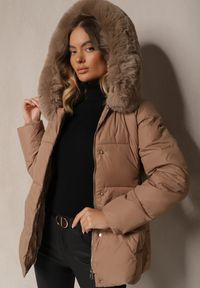 Renee - Beżowa Kurtka Pikowana z Kapturem i Odpinanym Kołnierzem Wiązana w Pasie Sialwenna. Typ kołnierza: kaptur. Kolor: beżowy. Materiał: jeans, futro. Styl: elegancki #4
