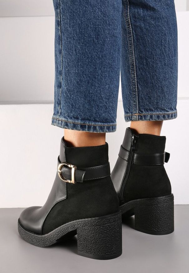 Born2be - Czarne Ocieplane Botki na Obcasie Ozdobione Klamrą Rilanya. Zapięcie: klamry. Kolor: czarny. Materiał: jeans. Wzór: aplikacja. Obcas: na obcasie. Styl: militarny, klasyczny, elegancki. Wysokość obcasa: średni