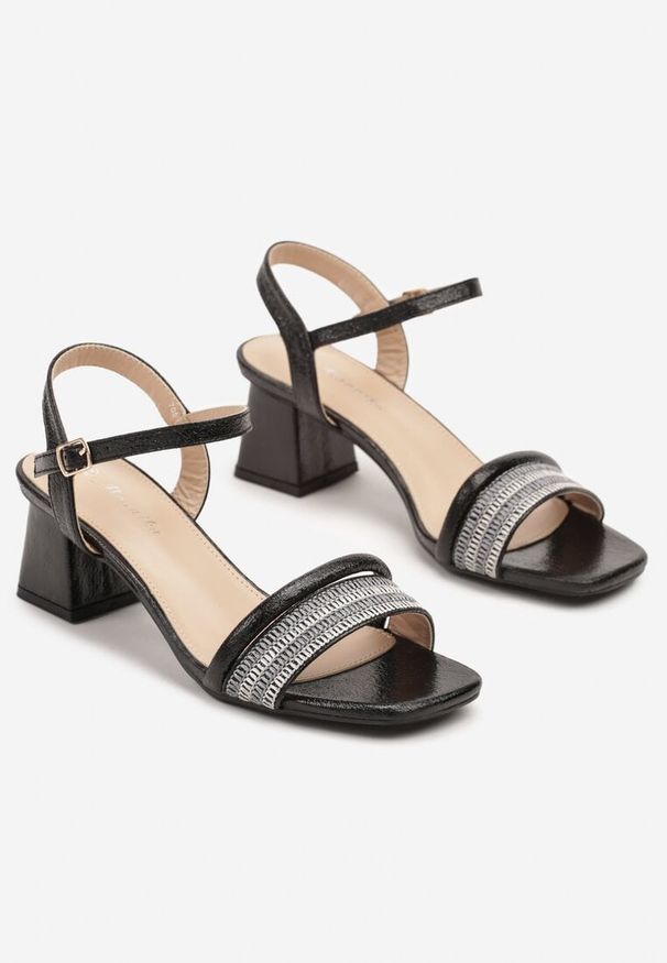 Born2be - Czarne Sandały na Stożkowym Obcasie z Ozdobnymi Paskami Ndivaya. Okazja: na co dzień. Zapięcie: pasek. Kolor: czarny. Materiał: jeans. Wzór: paski. Obcas: na obcasie. Styl: klasyczny, casual. Wysokość obcasa: średni
