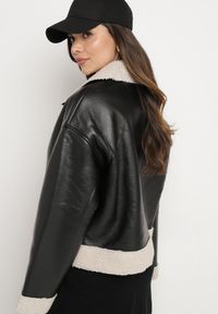 Born2be - Czarna Kurtka Biker o Kroju Ramoneski z Futrzanymi Wstawkami i Ociepleniem Nikida. Okazja: na co dzień. Kolor: czarny. Materiał: futro. Długość rękawa: długi rękaw. Długość: długie. Styl: klasyczny, casual, elegancki #2