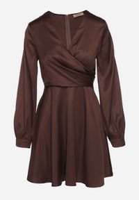 Born2be - Brązowa Satynowa Sukienka VICES z Kopertowym Dekoltem i Bufiastymi Rękawami Nivita. Okazja: na randkę, na ślub cywilny, na wesele. Typ kołnierza: dekolt w serek, dekolt kopertowy. Kolor: brązowy. Materiał: satyna. Typ sukienki: kopertowe. Styl: klasyczny, elegancki #5