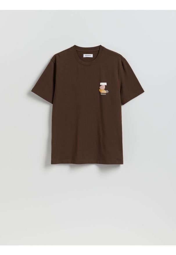 Reserved - T-shirt regular z nadrukiem - ciemnobrązowy. Kolor: brązowy. Materiał: dzianina, bawełna. Wzór: nadruk