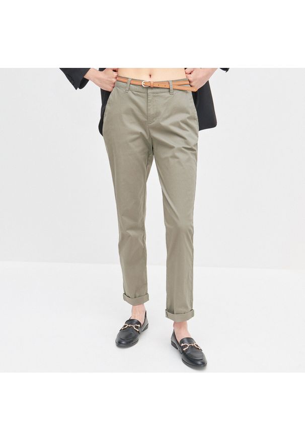 Reserved - Spodnie chino z paskiem - Khaki. Kolor: brązowy