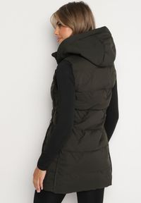 Born2be - Ciemnozielona Pikowana Kamizelka z Odpinanym Kapturem Mavalie. Kolor: zielony. Materiał: jeans. Wzór: aplikacja. Styl: elegancki #4