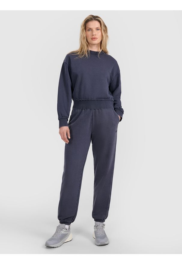 4f - 4F Bluza dresowa nierozpinana bez kaptura damska - granatowa S. Okazja: na co dzień. Typ kołnierza: bez kaptura. Kolor: niebieski. Materiał: dresówka. Wzór: gładki, ze splotem. Styl: casual, klasyczny, sportowy