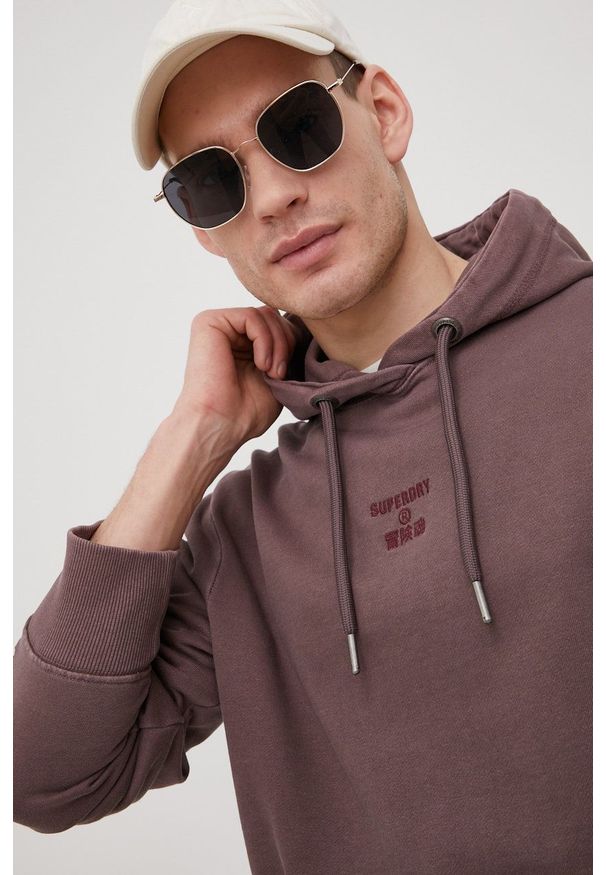 Superdry bluza bawełniana męska kolor brązowy z kapturem z aplikacją. Okazja: na co dzień. Typ kołnierza: kaptur. Kolor: brązowy. Materiał: bawełna. Wzór: aplikacja. Styl: casual