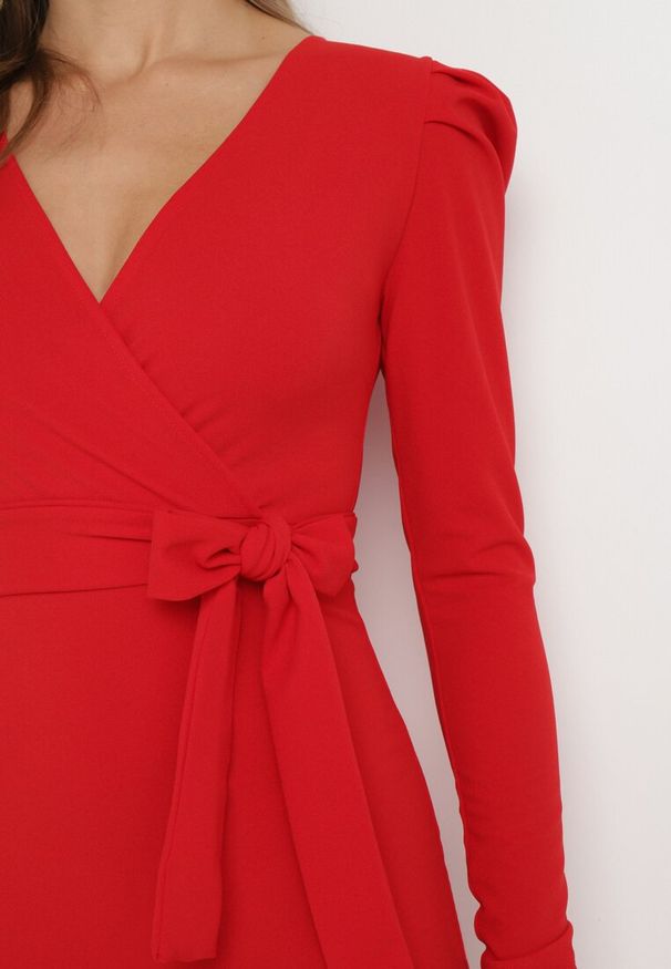 Born2be - Czerwona Kopertowa Sukienka Midi z Bufiastymi Rękawami z Paskiem i Rozcięciem Azzurae. Okazja: na co dzień. Kolor: czerwony. Materiał: materiał. Wzór: gładki. Typ sukienki: kopertowe. Styl: klasyczny, casual, elegancki. Długość: midi