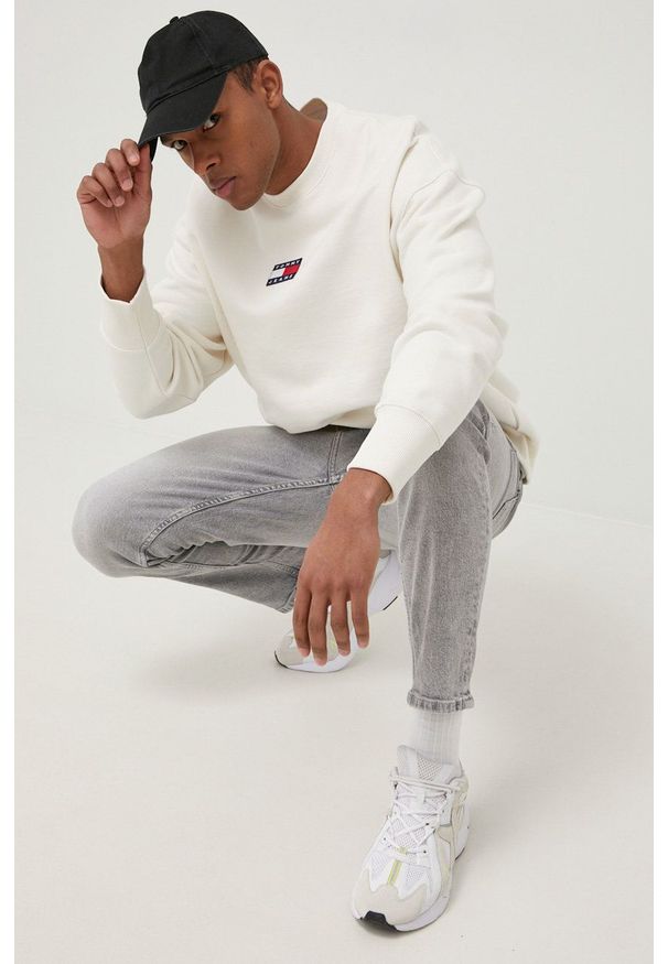 Tommy Jeans bluza bawełniana męska kolor beżowy z aplikacją. Kolor: beżowy. Materiał: bawełna. Wzór: aplikacja