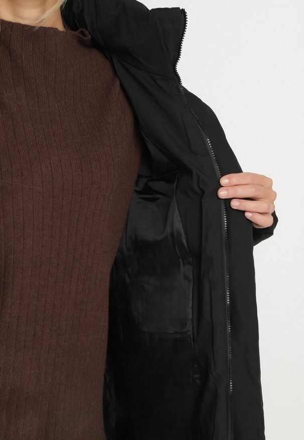 Born2be - Czarna Długa Pikowana Kurtka z Kapturem Acaltte. Typ kołnierza: kaptur. Kolekcja: plus size. Kolor: czarny. Materiał: jeans. Długość: długie. Sezon: zima. Styl: klasyczny