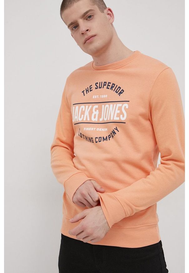 Jack & Jones Bluza bawełniana męska kolor pomarańczowy z nadrukiem. Okazja: na co dzień. Kolor: pomarańczowy. Materiał: bawełna. Wzór: nadruk. Styl: casual