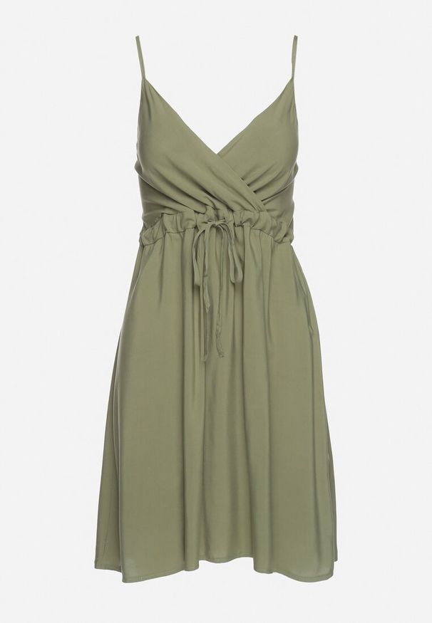 Born2be - Ciemnozielona Bawełniana Sukienka na Cienkich Regulowanych Ramiączkach z Kopertowym Dekoltem Pennea. Okazja: na co dzień. Typ kołnierza: dekolt kopertowy. Kolor: zielony. Materiał: bawełna. Długość rękawa: na ramiączkach. Typ sukienki: kopertowe. Styl: elegancki, sportowy, casual