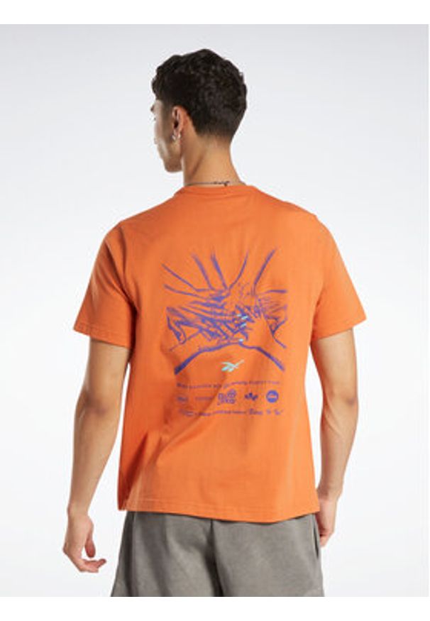 Reebok T-Shirt Reebok Basketball All Are Welcome Here Hoop Together T-Shirt HN5800 Pomarańczowy Relaxed Fit. Kolor: pomarańczowy. Materiał: bawełna