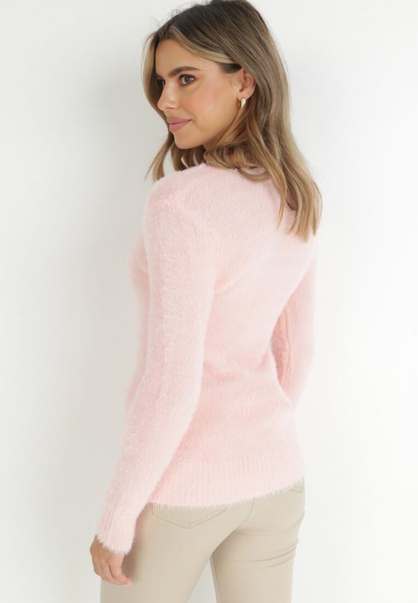 Born2be - Jasnoróżowy Sweter Wełniany Panaris. Typ kołnierza: dekolt w serek. Kolekcja: plus size. Kolor: różowy. Materiał: wełna. Styl: klasyczny