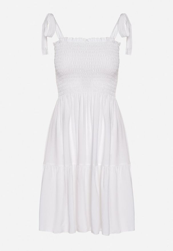 Born2be - Biała Bawełniana Sukienka z Elastyczną Górą i Wiązanymi Ramiączkami Tolimea. Okazja: na co dzień. Kolor: biały. Materiał: bawełna. Długość rękawa: na ramiączkach. Styl: casual, elegancki, klasyczny